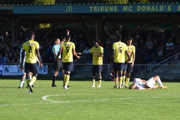 Sammy Benchamma a écopé d'un carton rouge pour une fautre sur Jonathan Cusimano alors qu'il partait seul au but (43e).