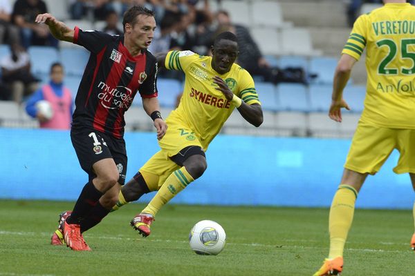 Cissokho contre Bautheac lors de la rencontre entre le FC Nantes et l'OGC Nice le 25 septembre 2013