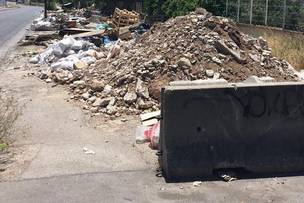 Détritus à coté de l'emplacement du kiosque des époux Coppano dans le 14e arrondissement de Marseille