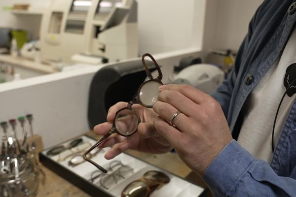 Chez Dingue de lunettes, Kevin Castillor estaure des lunettes anciennes.