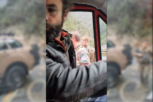 Le véhicule de Cédric Herrou a été bloqué par des militaires qui souhaitaient savoir si ses passagers avaient des papiers.