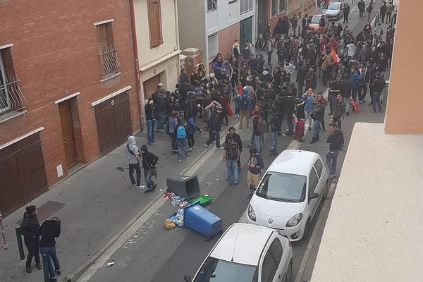 Les manifestants ont été stoppés par les forces de l'ordre près des locaux du PS