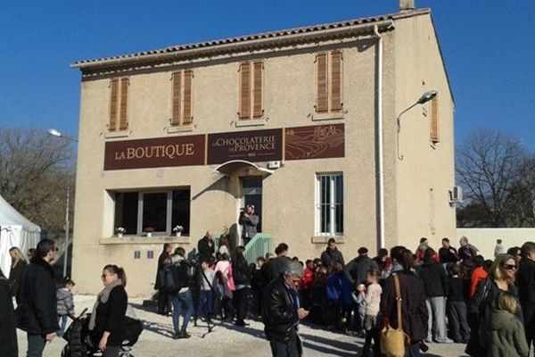 La boutique devant le site de l'usine à Saint-Menet à Marseille.