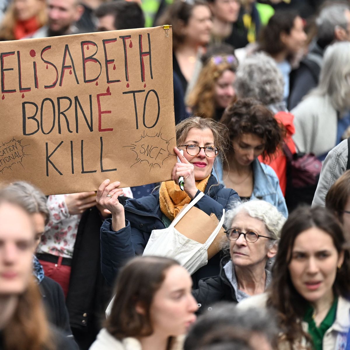 Paris : la CGT lance une action coup-de-poing devant les Galeries