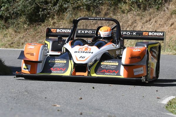 Le pilote, au volant de sa voiture, Damien Chamberod a fait une sortie de route et a percuté un arbre lors de la course de côte à Chamrousse - 21 août 2022