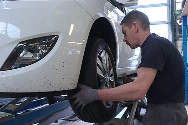 Francis Fischer est mécanicien depuis 35 ans. Et si changer une roue reste le b.a-ba dans un garage, il a dû s'adapter aux nouvelles technologies et moteurs présents dans les véhicules d'aujourd'hui.