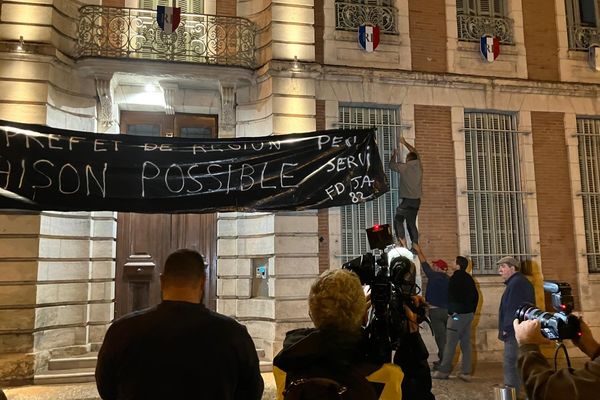 Les adhérents des Jeunes agriculteurs du Tarn-et-Garonne (JA 82) et les membres de la Fédération des syndicats d'exploitants agricoles (FDSEA 82) ont posé une banderole sur la façade de la Préfecture à Montauban.