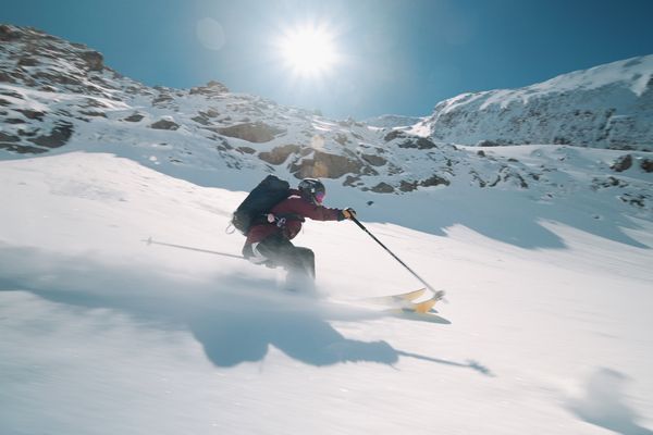 Juliette Willmann, athlète de ski freeride, sur les pentes de la vallée de Chamonix.