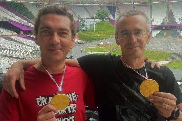 David, le sosie officiel de l'acteur Antonio Banderas sera dans le Stade Olympique pendant que Jean-Michel se mesurera aux nageurs à la piscine.