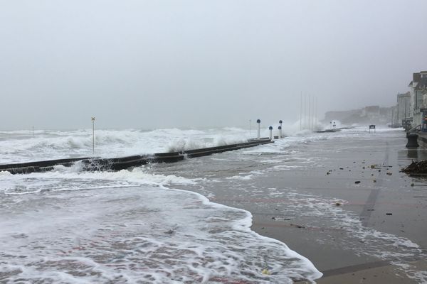 Digue de Wimereux durant les grandes marées de mars 2020