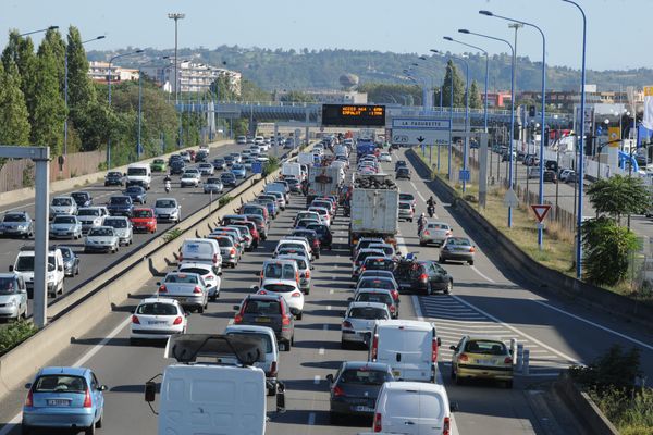 Un carambolage entre 4 voitures a entraîné plusieurs kilomètres de bouchons sur le périphérique de Toulouse dans le sens Sud-Nord à hauteur de la sortie Pont-Jumeaux.