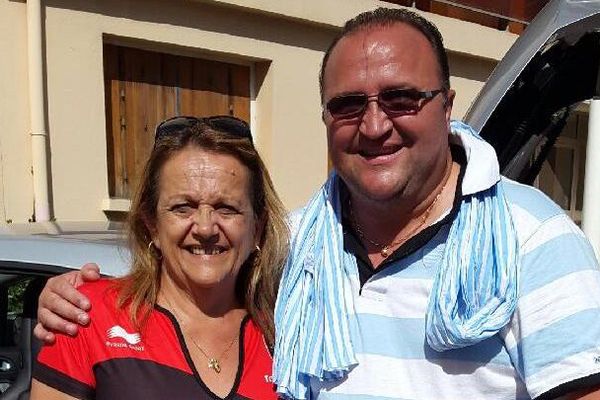 Une supportrice des Bulls du RC Toulon, avec Jean-Pierre Chivrac du club "Génération Yves-du-Manoir", supporter du Racing 92.