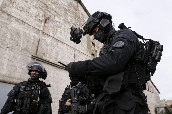 Le RAID a interpellé 9 membres d'une même famille organisés en réseau criminel et opérant dans les transports en commun lyonnais lundi 11 janvier. 