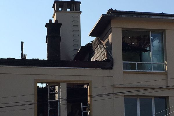 La toiture d'un des bâtiments de l'école Jean Jaurès à Oissel est partie en flammes le 14 juillet 2018.