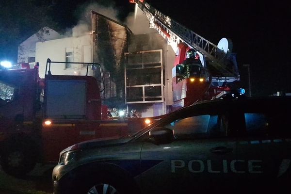 Un violent incendie s'est déclaré aux alentours de 2h du matin dans la nuit du mardi 4 au mercredi 5 avril 2023 dans un immeuble de Cabourg. Douze personnes ont été évacuées, quatre sont blessées.