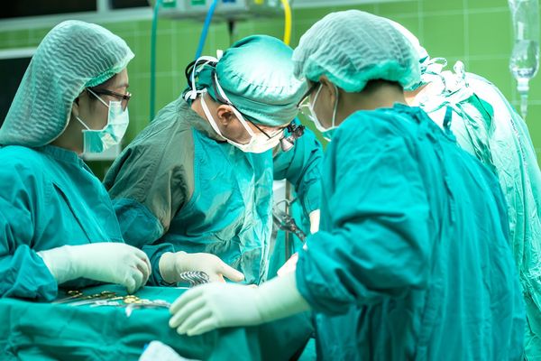  Le patient a pu sortir de l'hôpital avec une cicatrisation complète de la plaie. 