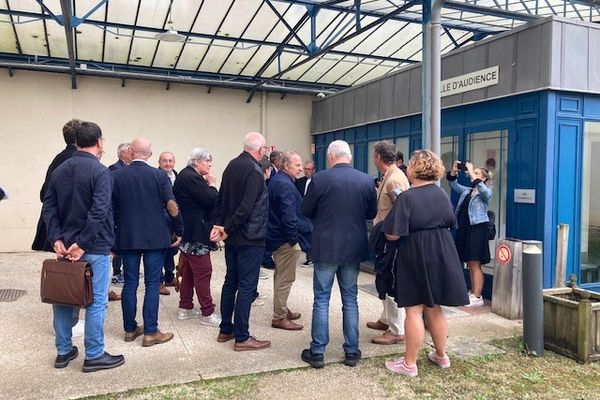 Les maires ou adjoints bretons convoqués pour une audience au Tribunal administratif à Rennes, le mardi 3 septembre, après leurs arrêtés enjoignant l'État d'améliorer l'accès aux soins sur leur territoire.