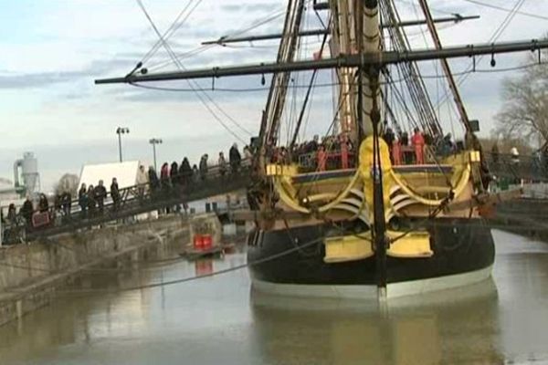 A Rochefort, on faisait la queue pour visiter l'Hermione ce dimanche.   