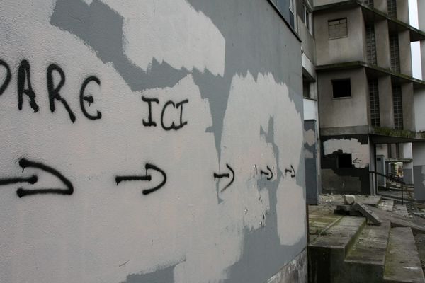 On peut aussi indiquer le chemin pour accéder au lieu de vente (la faute d'orthographe démontre le langage codé.) 
Photo d'illustration, cité La Courneuve, en région parisienne. 