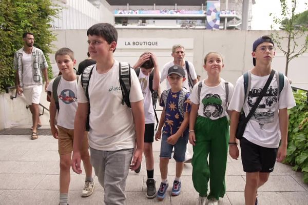 Sept jeunes joueurs et joueuse de tennis de Saint-Quentin (Aisne) ont été sélectionnés par la Ville pour assister à une journée du tournoi de tennis olympique à Roland-Garros pendant les JO de Paris, le jeudi 1er août 2024.