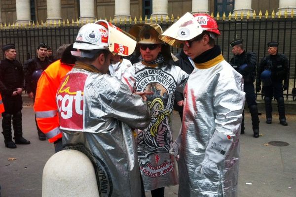 Des salariés d'ArcelorMittal Florange manifestent devant l'Assemblée Nationale à Paris, mercredi 28 novembre 2012.