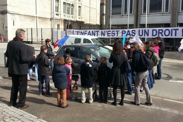 Le sénateur Jean-Pierre Michel pris à partie par quelques manifestants de la Manif pour tous