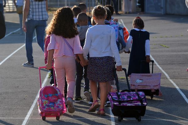 En France, à deux jours de la rentrée scolaire, 4.000 postes sur 27.000 n'ont pas été pourvus.