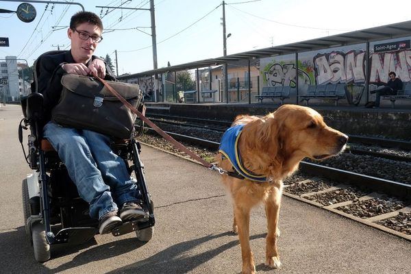 Kévin et son chien d'assistance Jumbé.