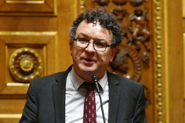 Le sénateur Michel Canévet pose une question au gouvernement français lors de la séance hebdomadaire des questions au gouvernement au Sénat