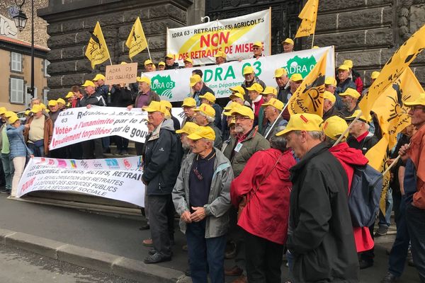 Les retraités agricoles, les oubliés de la République. C’est le message que les retraités paysans sont venus faire passer, vendredi 18 octobre, à Clermont-Ferrand. Ils perçoivent les plus faibles pensions, 800 euros par mois en moyenne. Une situation précaire de plus en plus difficile à gérer. 