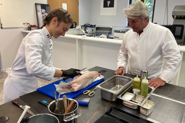 La jeune lyonnaise à l'entrainement, avec son coach : le chef étoilé, Edouard Loubet