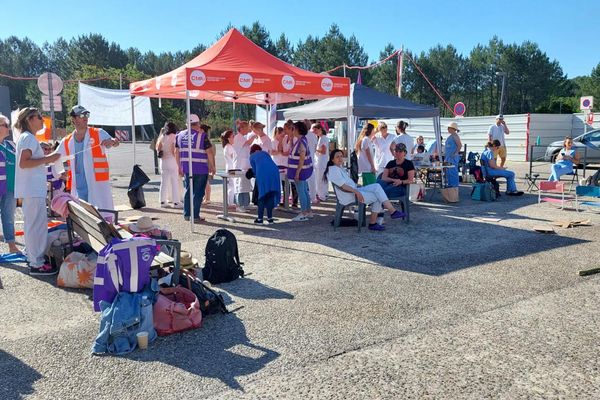 Une soixantaine de salariés en grève se rassemblent devant le parvis de la clinique d'Arcachon en Gironde lundi 24 juin.