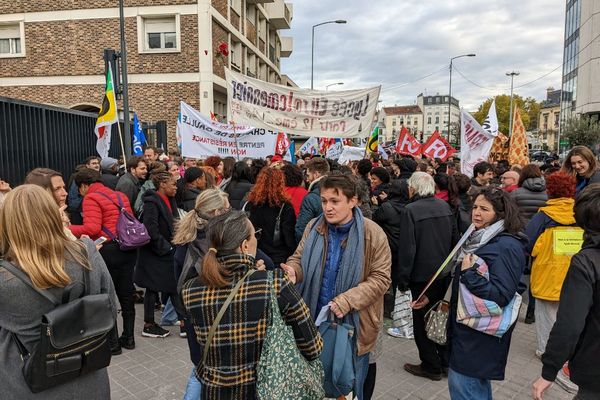 Mobilisation ce mardi 8 novembre devant le conseil régional contre la fermeture des lycées professionnels.