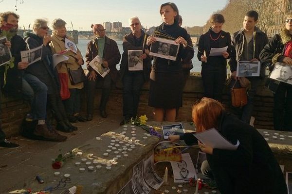 Les Ukrainiens de Toulouse et leurs proches sur le quai de la Daurade