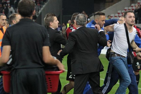 ILLUSTRATION - A la fin du match Nice-Bastia samedi, des supporters niçois ont envahi la pelouse du stade. 