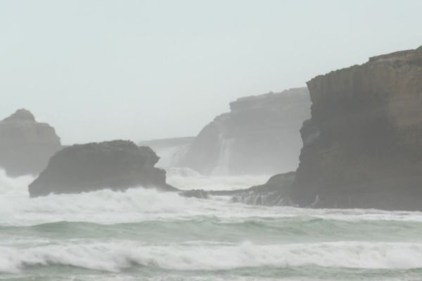 Le spectacle des vagues lors des grandes marées en Bretagne