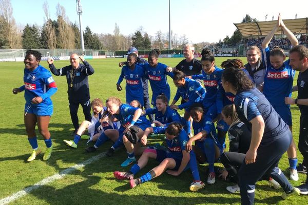 Le soulagement pour les joueuses d'Yzeure qui rejoignent le PSG en finale de la coupe de France.