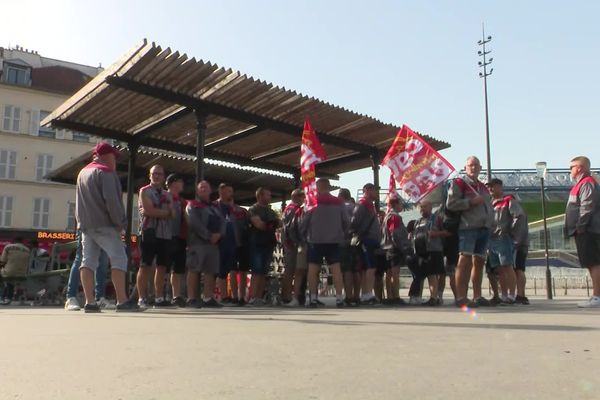 Les salariés attendent la fin de la réunion à Bercy où les syndicats proposent une reprise des sites par Alstom-SNCF