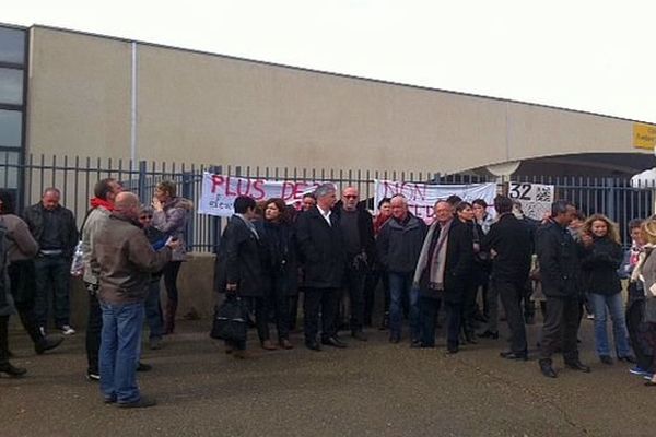 Saint-Geniès-de-Malgoirès (Gard) - les parents d'élèves manifestent devant le collège - 28 février 2014.