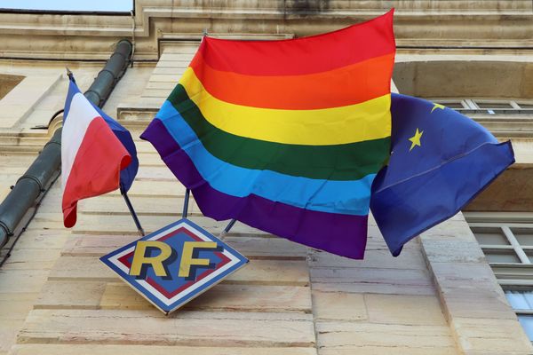 Tous les 17 mai, journée mondiale de lutte contre l'homophobie et la transphobie, le drapeau arc-en-ciel flotte sur la mairie de Dijon pour témoigner de sa engagement