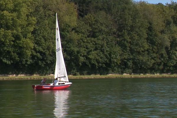 Liliane et Claude Geoffroy naviguant sur la Seine