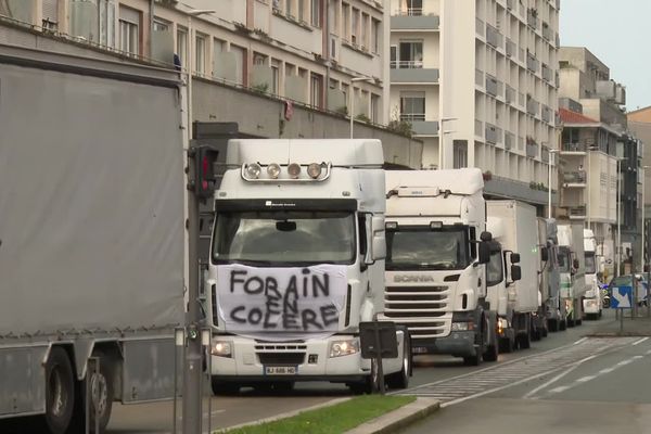 De nombreux Forains manifestent à Bayonne, ce samedi 19 octobre, pour protester contre les nouvelles dates des fêtes de Bayonne 2025 choisies par la mairie, avancées de quelques jours par rapport aux éditions passées.