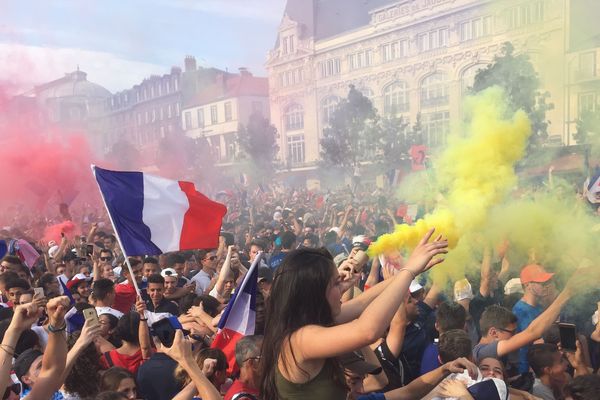 Ils l'ont fait : la France est championne du monde de foot. Dimanche 15 juillet, sur la place de Jaude, à Clermont-Ferrand, des dizaines de milliers de supporters ont assisté à la victoire des Bleus face à la Croatie 4 à 2. Ambiance de folie au coup de sifflet final.