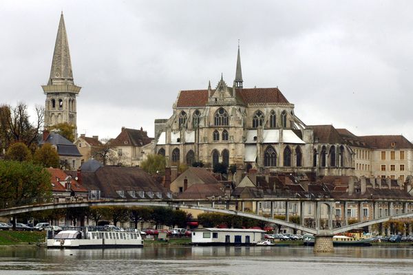 La ville d'Auxerre, préfecture de l'Yonne