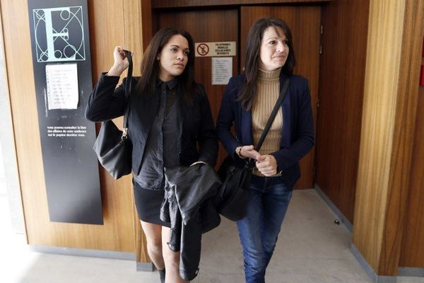 Sophie (à droite) et Manon Serrano (à gauche) sortant du tribunal de Grasse le 2 décembre 2014.