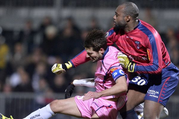 Fabien Farnolle et Damien Périnelle ont fait bloc pour repousser les attaques d'Angers, vendredi soir, et permettre au Clermont Foot de s'imposer à l'extérieur 2 buts à 1 (20ème journée de Ligue 2)