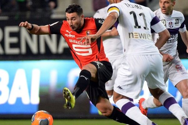 L'attaquant rennais Romain Alessandrini aux prises avec la défense toulousaine