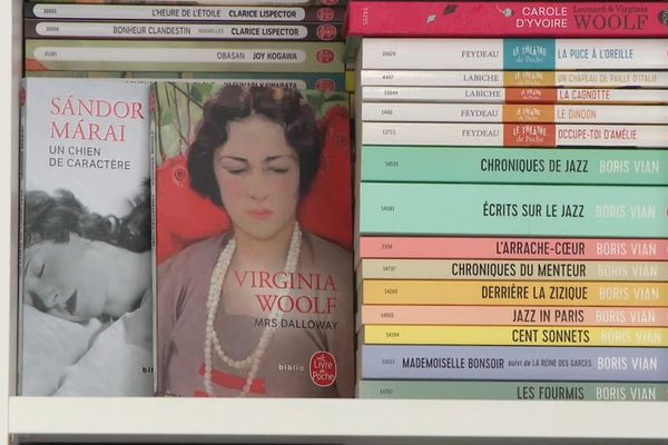 Une étagère remplie de livres de poche