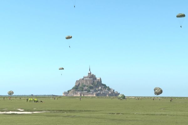 280 parachutistes ont été largués sur la plaine du Mont-Saint-Michel.