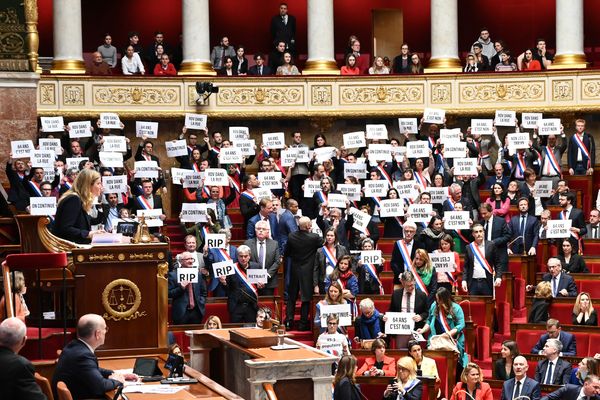 Les élus opposés à la réforme de retraites lundi 20 mars à l'Assemblée nationale.